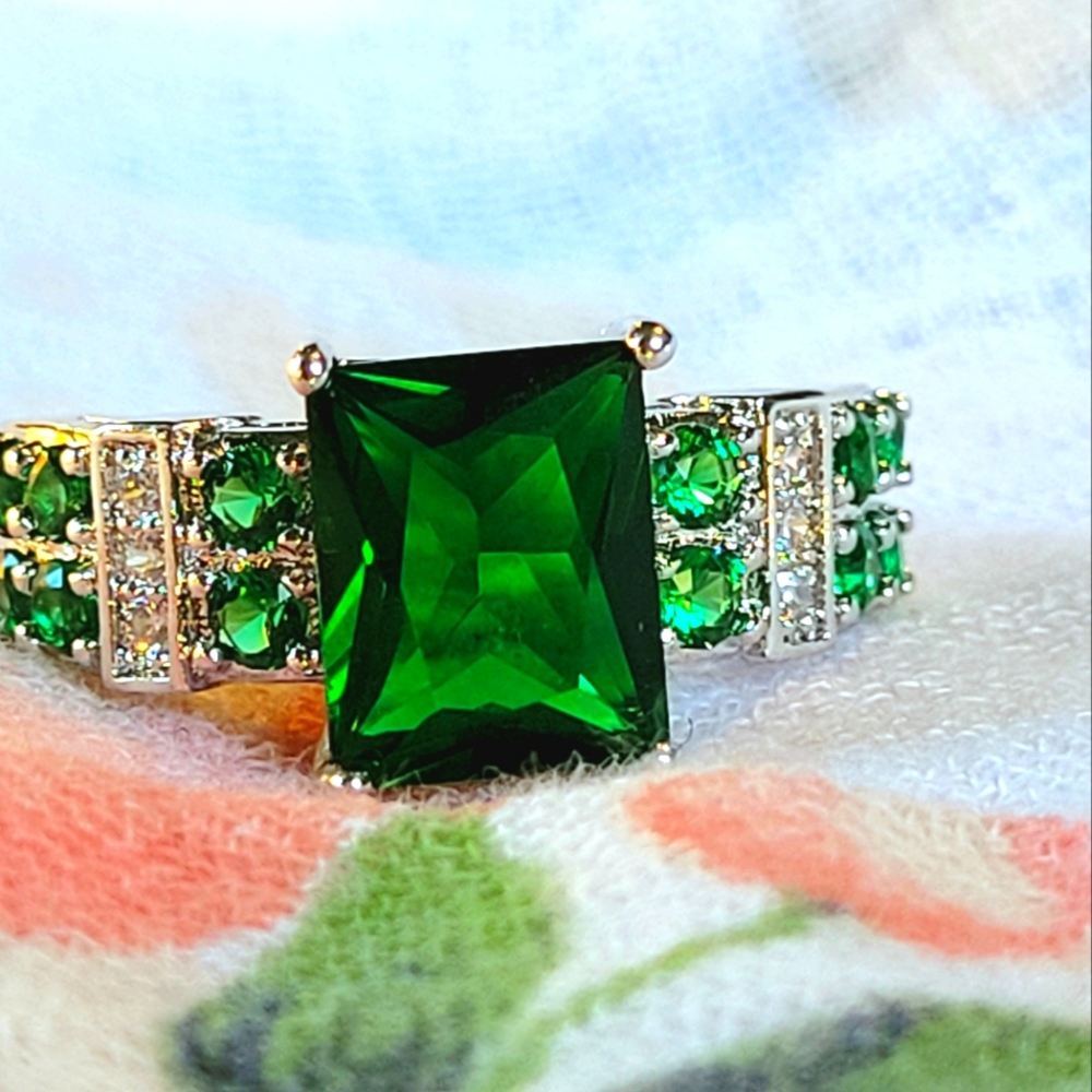 Fashion Emerald Size 8 Ring